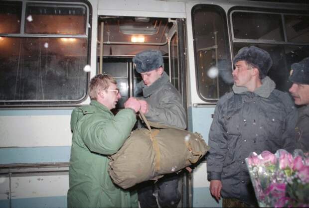 На фото: освобожденные из плена чеченских бандитов в Первомайском милиционеры во время прибытия в родной город, Новосибирск, 1996 год.