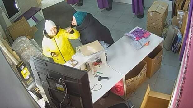 «Христосвоскресницы изучай свои»: мигрантка оплевала клиентку ПВЗ в Подмосковье