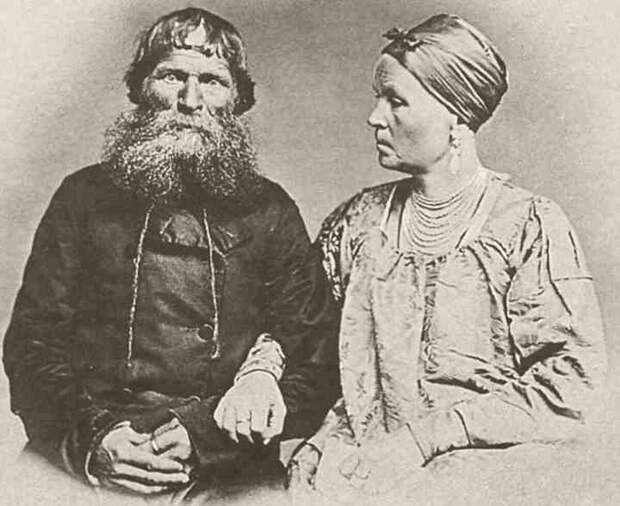 Крестьянская пара в возрасте. Дед жену явно опасается) Конец 19 века.