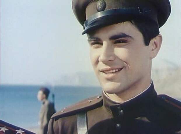 Социальная реклама Злой рок помешал красавцу актеру, сыгравшему лейтенанта в фильме «Ключи от неба» стать звездой советского кино