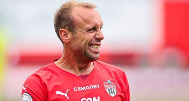 «Устал отдыхать». Глушаков показал, как обводит кокосы на пляже (видео)