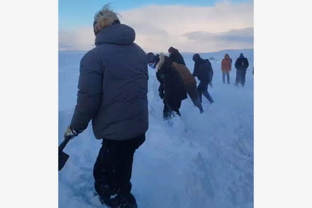 Китайские туристы взялись за лопаты для расчистки снега в России и попали на видео