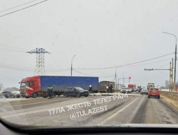 На трассе М-2 у села Маслово из грузовика выпали бетонные плиты