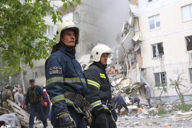 МЧС опубликовало видео спасения мужчины из-под завалов жилого дома в Белгороде