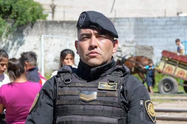 В Аргентине полицейский спас малыша с путей за секунду до столкновения с поездом