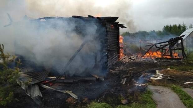 В Архангельске спасатели ликвидировали пожар в деревянном доме начала XX века