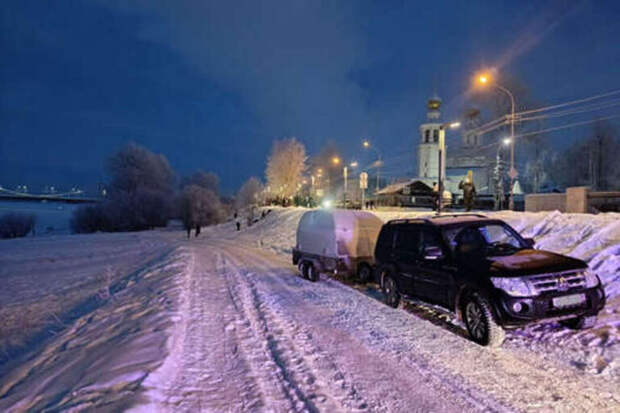Семилетний мальчик в Архангельске попал под машину, катаясь на тюбинге с горки