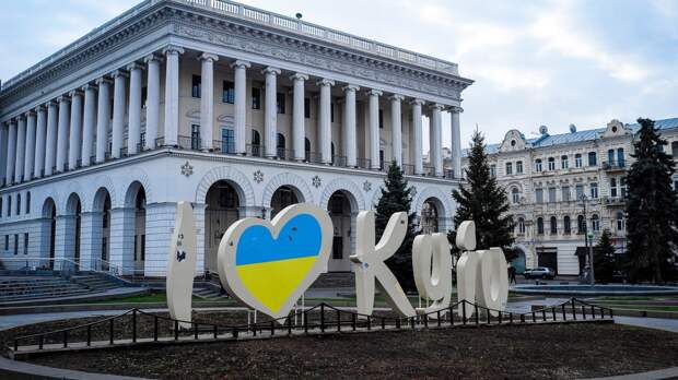 Польский политолог призвал спасать Украину от самой себя