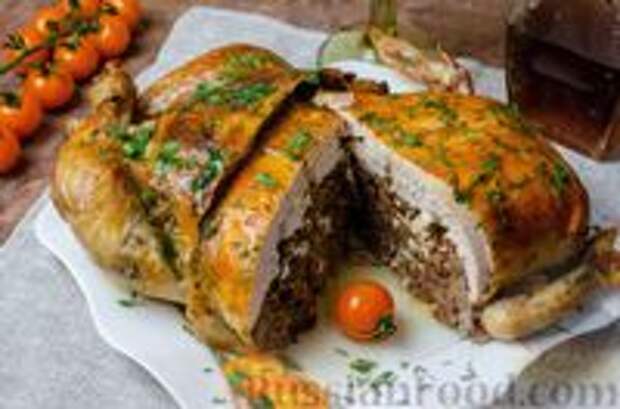 Фото к рецепту: Запечённая курица, фаршированная печенью