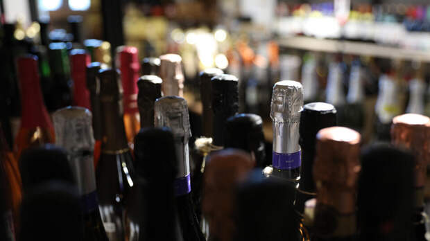 Мэр Якутска вылил коньяк и призвал отказаться от традиции дарения алкоголя