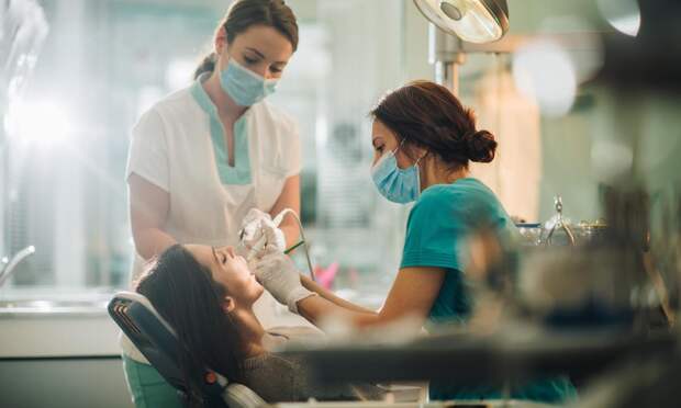 Почему нельзя есть сразу после лечения зубов у стоматолога, объяснил врач Суменов