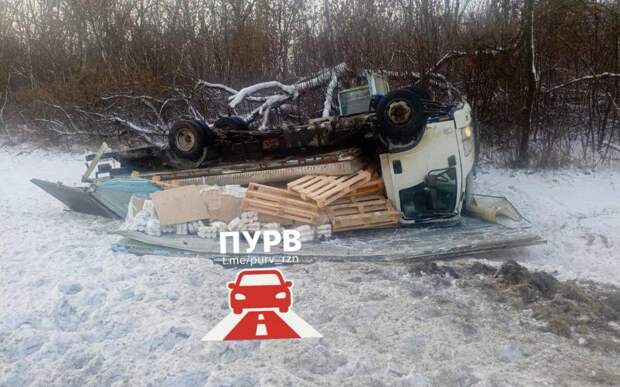 Грузовик с молоком перевернулся в Рыбном