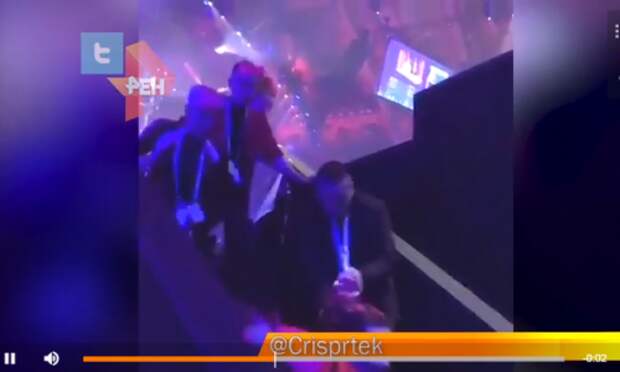 Видео: Нетта из Израиля грохнулась с лестницы после победы на "Евровидении"