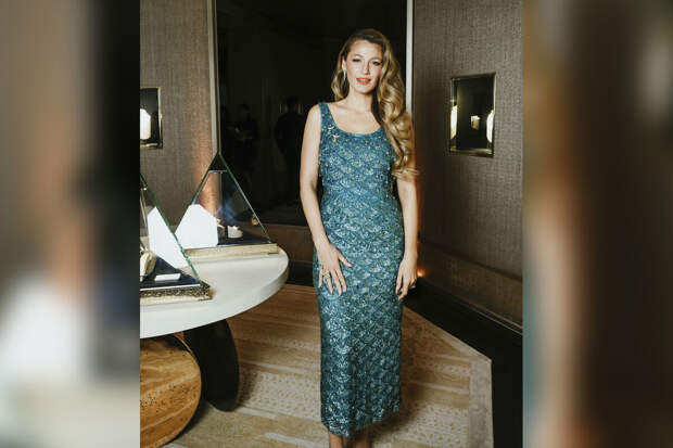 Актриса Блейк Лайвли вышла на публику в облегающем платье с бриллиантами