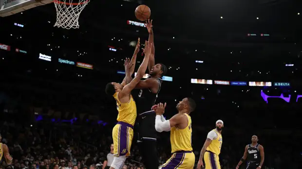 «Лейкерс» в трёх овертаймах проиграл «Сакраменто» в матче НБА