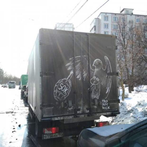 Московский художник использует грязь на авто в качестве холста