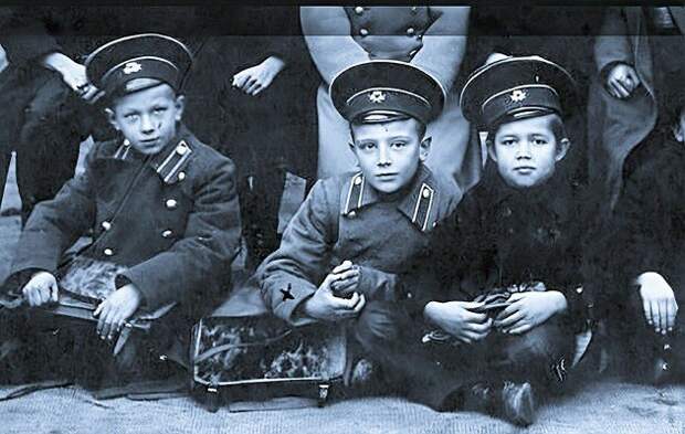 Саша (в центре) во время обучения в Московском кадетском корпусе имени Екатерины II.