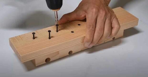 Как сделать деревянные шканты с помощью самодельного кондуктора