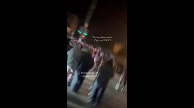 "Мы требуем свет". В Одессе жители перекрыли дорогу в знак протеста против отключений электроэнергии https://t.me/webmoney_dn/314999Video: Клип