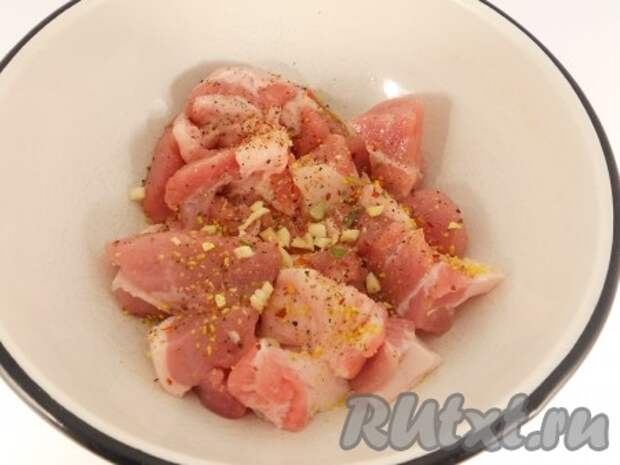 Свинину порезать небольшими кусочками, посолить, посыпать перцем и специями. Добавить измельченный чеснок, перемешать и оставить мясо на 30 минут.