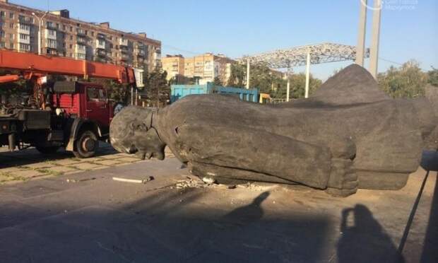 На Луганщине снесли еще один памятник Ленину