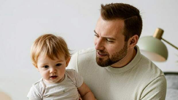 Мужчина с ребенком / Изображение сгенерировано с помощью нейросети Kandinsky by Sber AI / amic.ru