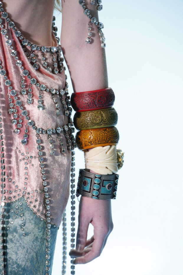 Разноцветные браслеты из коллекции Gucci
