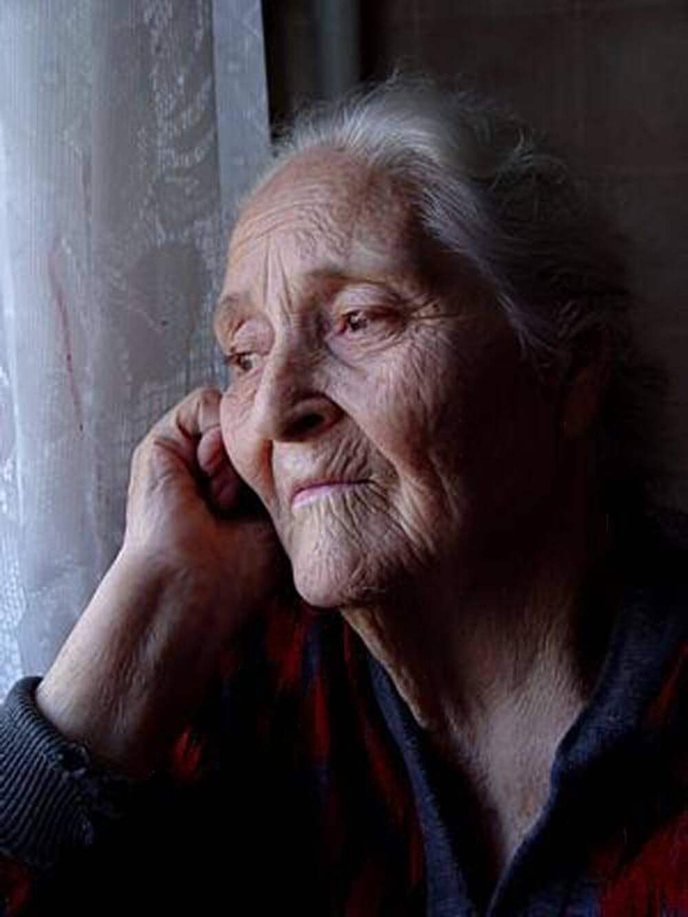 Старый мамочка русская. Старая женщина. Грустная пожилая женщина. Красивые старые женщины. Старая мама.