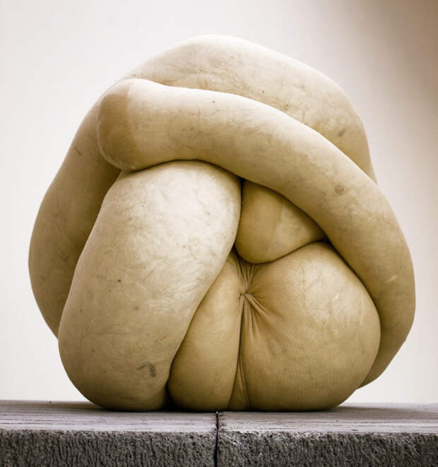 http://www.velvet.by/files/userfiles/4467/sarah_lucas_1.jpg