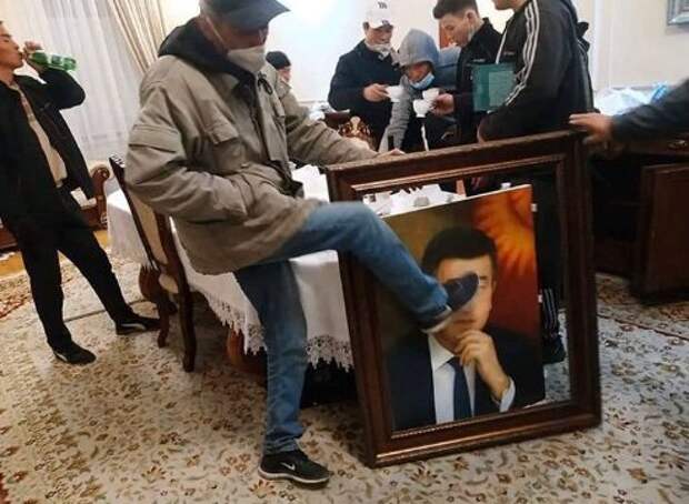 В Бишкеке захватили здание правительства Киргизии