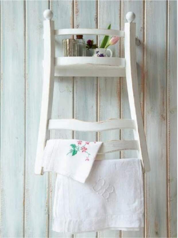 На стуле,  прикрепленном к стене, можно хранить разные мелочи. / Фото: Kitchendecorium.ru