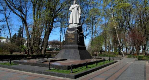Националисты не дали киевлянам возложить цветы к памятнику Ватутину