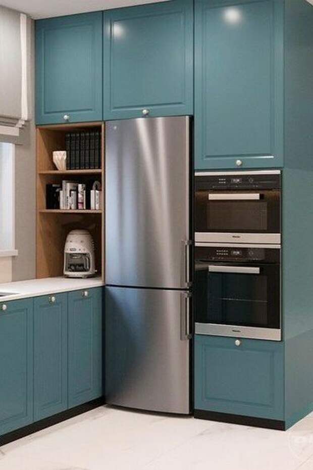 Кухня с холодильником "металлик". Источник: Pinterest. Соответствие моделям Первой мебельной: ЛОТАРИНГИЯ