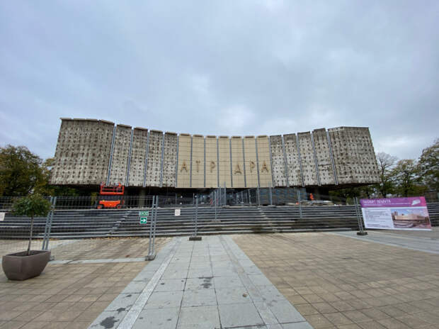 В театре драмы Краснодара демонтируют старый фасад: когда ждать обновленный вид?