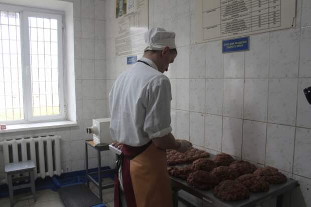 В следственном изоляторе Уссурийска осужденные сдали экзамены на поваров