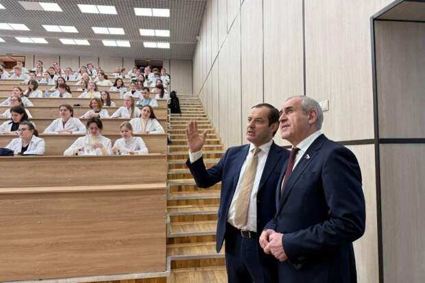 Депутат Сергей Неверов посетил Смоленский медуниверситет