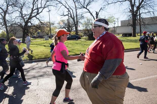 Бежать, не останавливаясь: парень весом в 250 кг вдохновляет людей своим примером