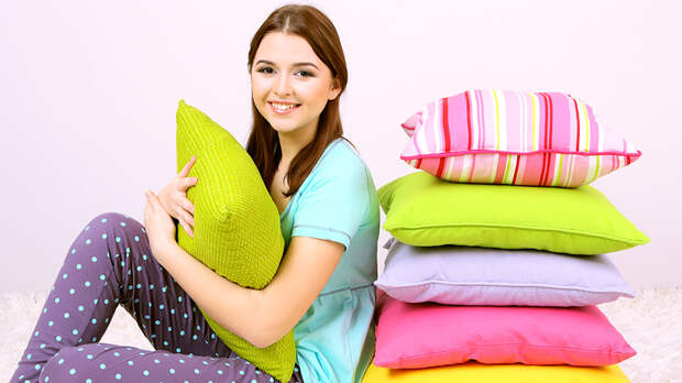 Сочетать и выравнивать: простые правила декорирования интерьера подушками