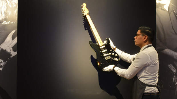 Гитару фронтмена Pink Floyd продали на аукционе за рекордные $14,5 млн