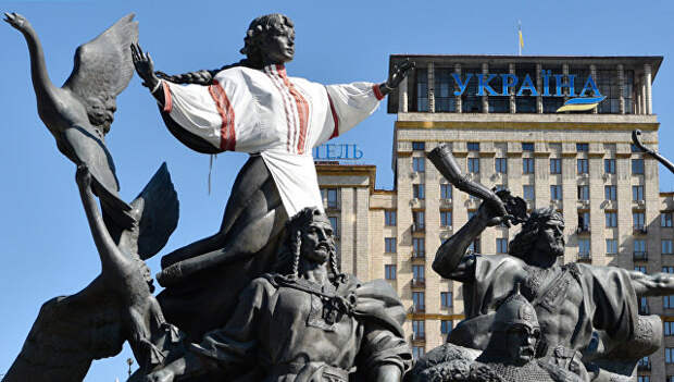 Памятник основателям Киева на площади Независимости в Киеве. Архивное фото