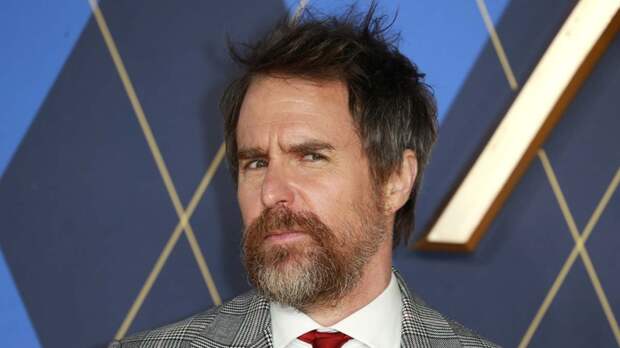 "Удачи, веселья, не сдохни": критики хвалят фильм Вербински, Рокуэлл в центре внимания