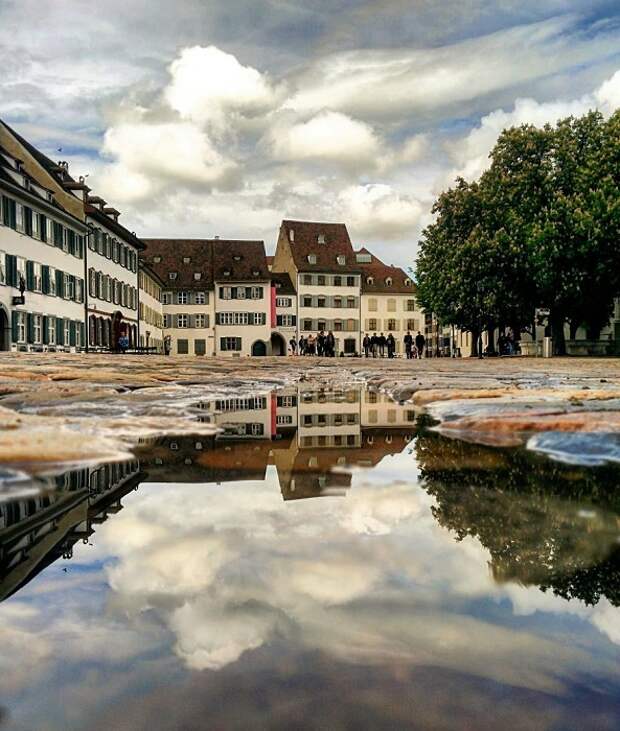 На большой площади в исторической части Базеля расположены очаровательные фахверковые дома, которые напоминают о давно минувшей эпохе и придают городу неповторимый антураж.