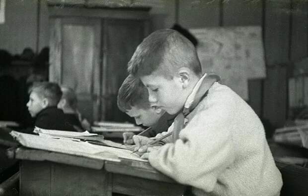 Наши бабушки и прадедушки, которые ещё живы, помнят, что в 1943 году Иосиф Сталин решил разделить школы на женские и мужские, как это было в царской России, но вскоре обучение снова стало смешанным.-7
