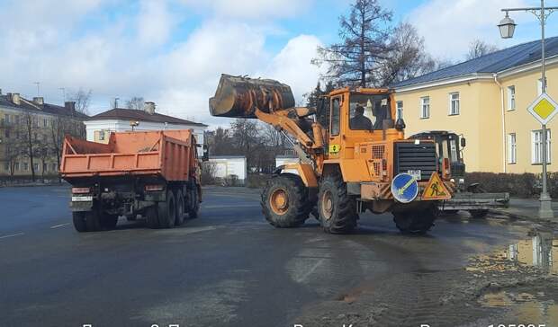 Подрядчик досрочно начал весеннюю уборку улиц Петрозаводска