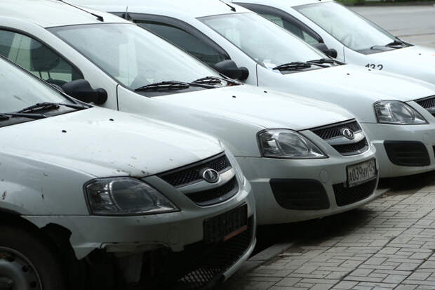 Массовая проверка нелегальных таксистов прошла у вокзала Новосибирск-Главный