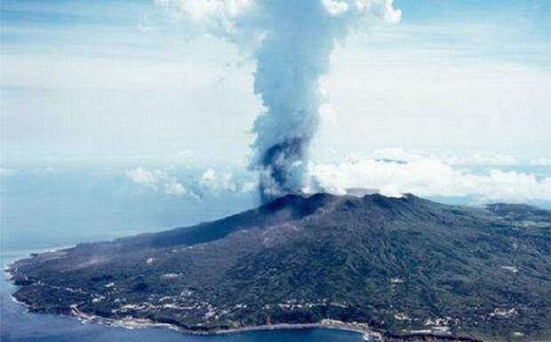 Постоянная активность вулкана Ояма на архипелаге Идзу.