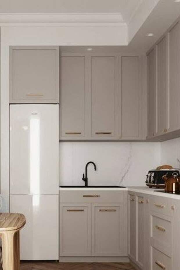 Белый холодильник в светло-бежевой кухне. Источник: Pinterest. Соответствие моделям Первой мебельной: ФРЕСКО
