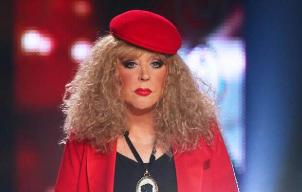 «Едва держится на ногах»: 76-летняя Алла Пугачева летит в Москву после 4 операций на сердце и проблем с суставами