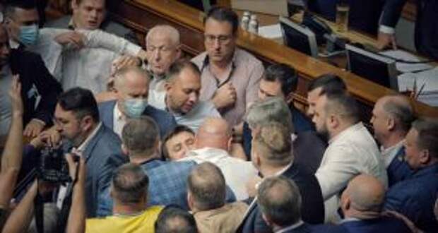 В Верховной Раде прокомментировали драки между парламентариями