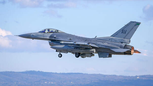 Летчики из США и Нидерландов управляют некоторыми истребителями F-16 на Украине